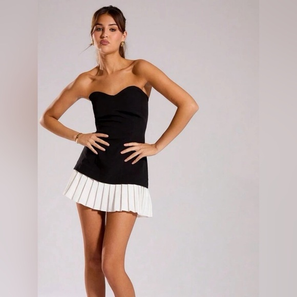 Elegant Strapless Mini Dress with Pleated Hem – Classic and Modern Fusion ✨✨🔥🔥 - Picture 1 of 5